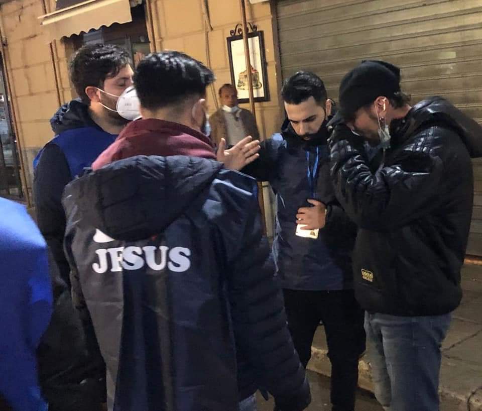 Distribuzione pasti ai senzatetto