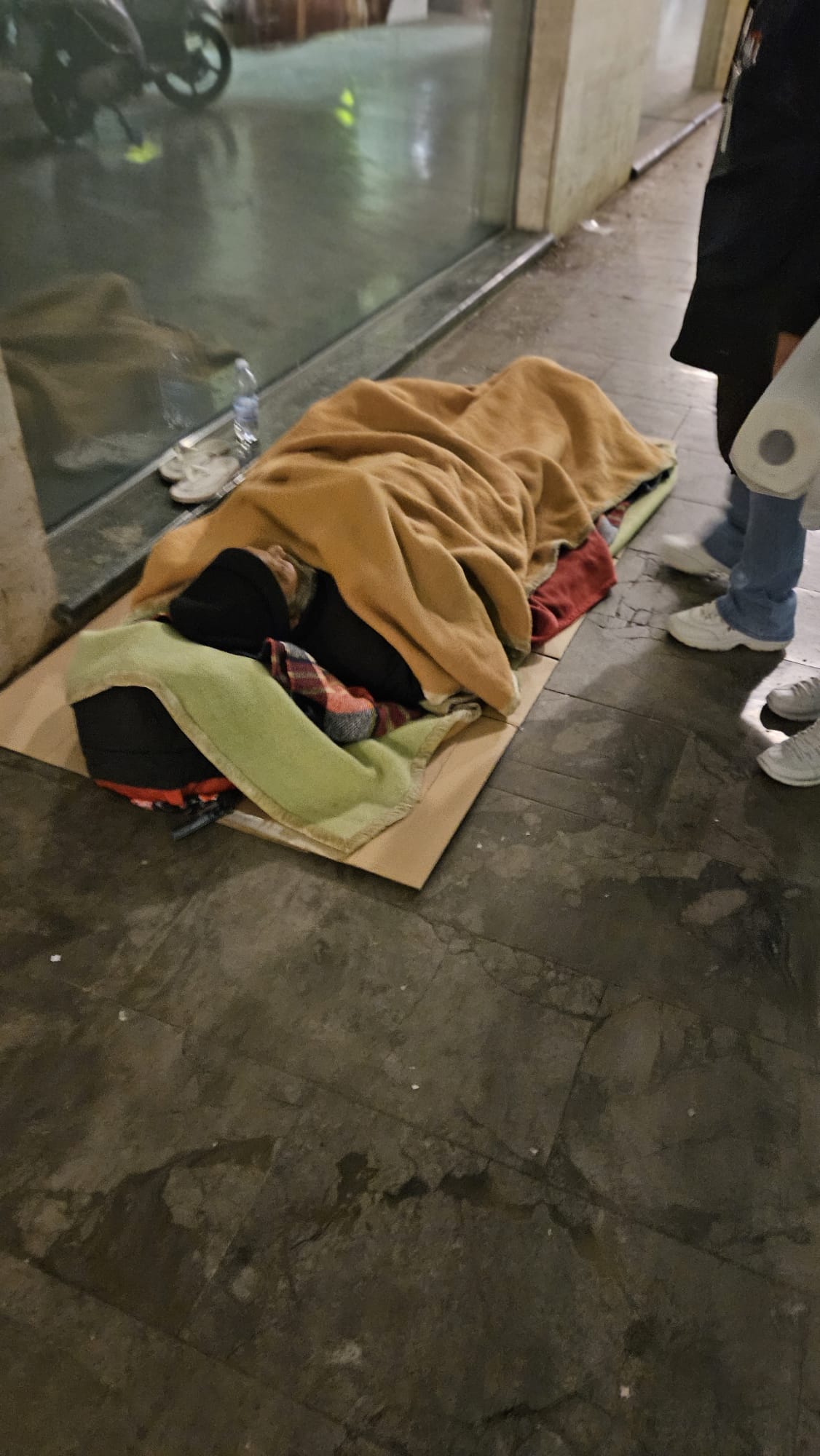 Sorrisi durante la consegna del cibo