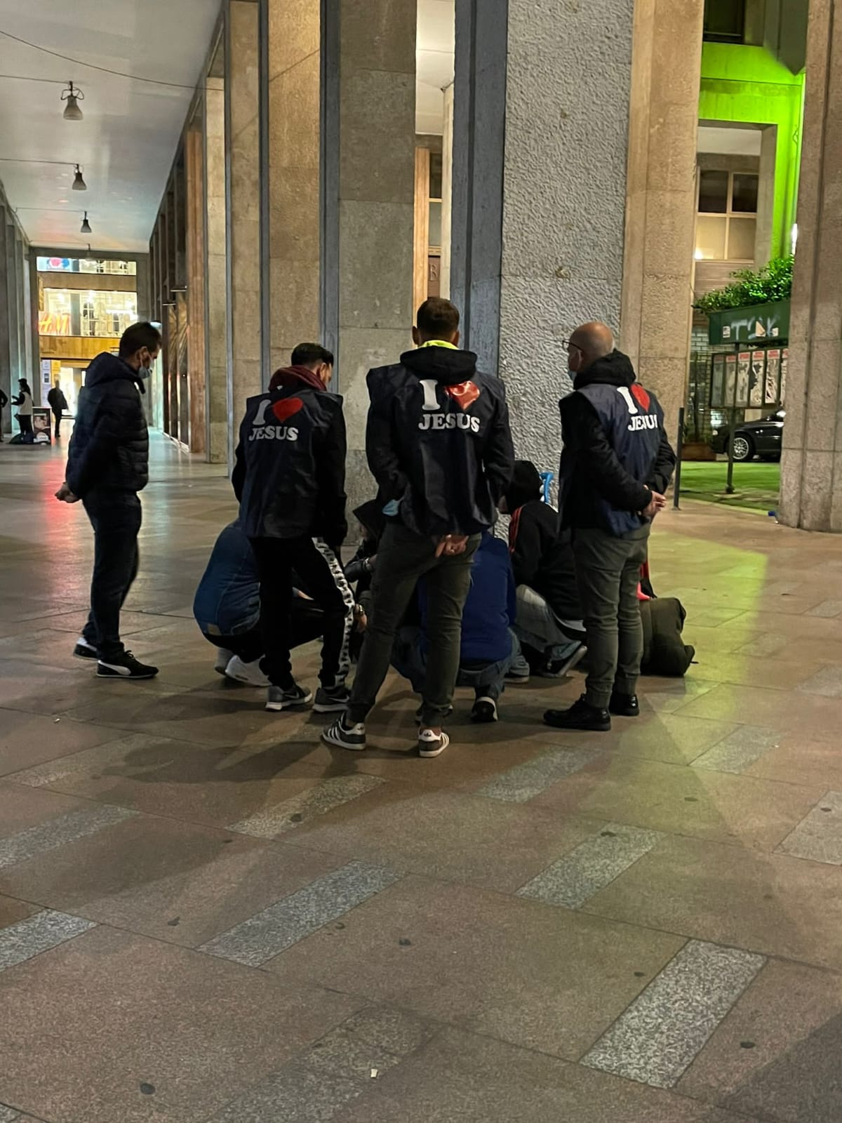 Volontari in azione durante la sera
