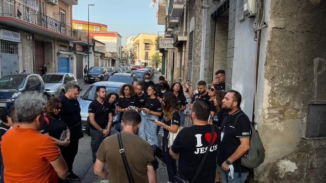 Momento di preghiera durante l'evangelizzazione