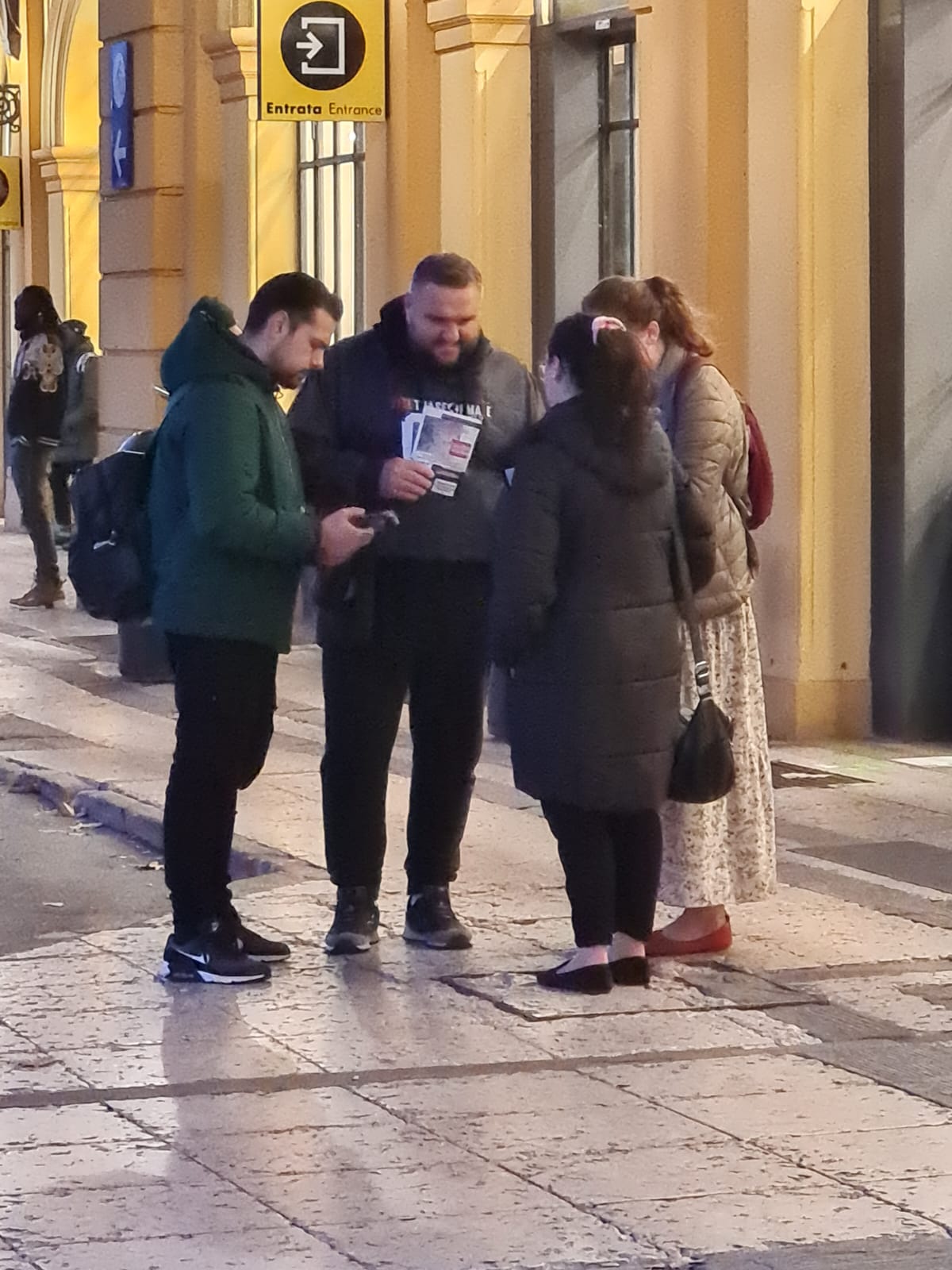 Predicazione all'aperto con giovani