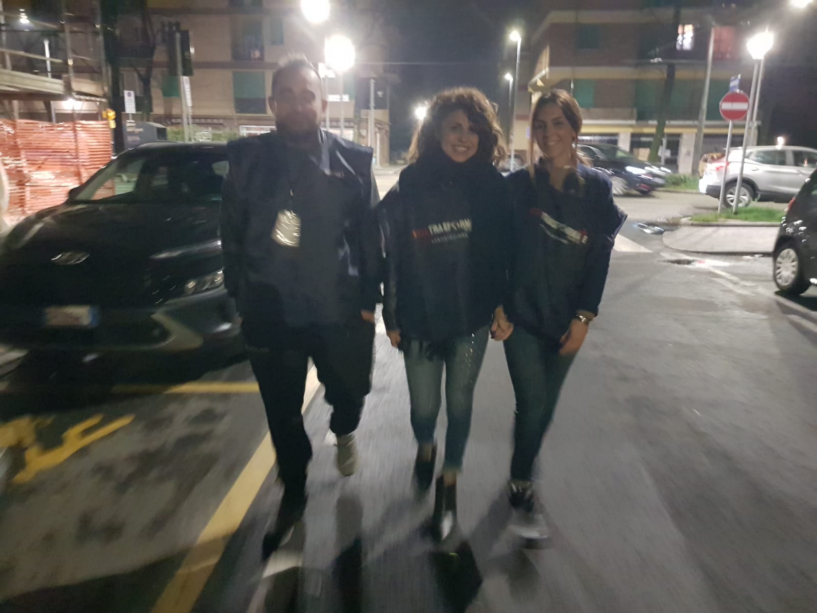 Volontari e senzatetto in un momento di dialogo