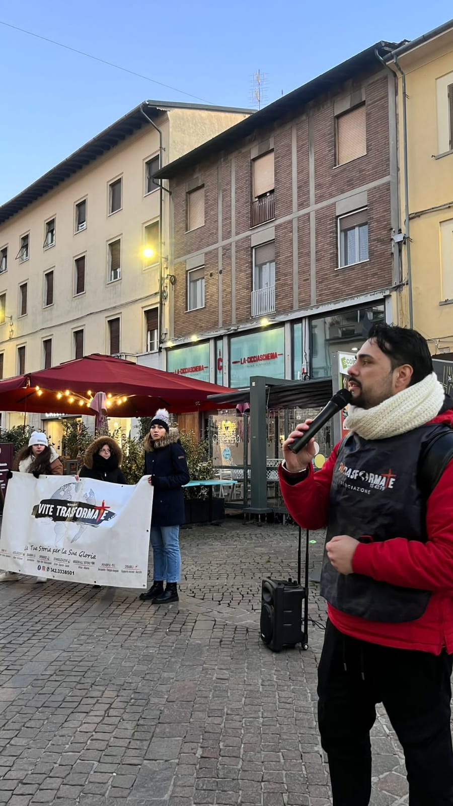 Distribuzione di volantini cristiani