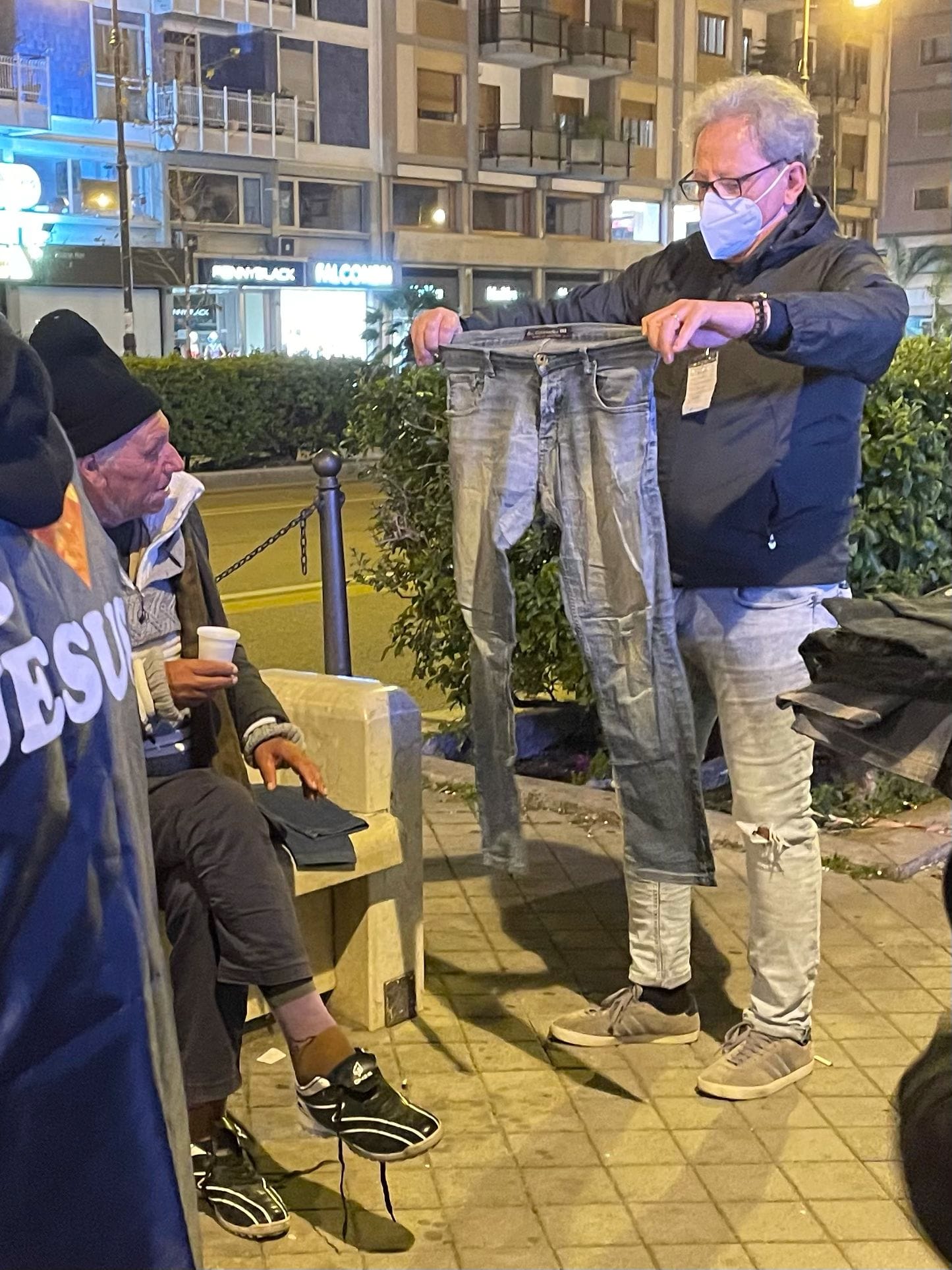 Abbraccio di speranza in strada
