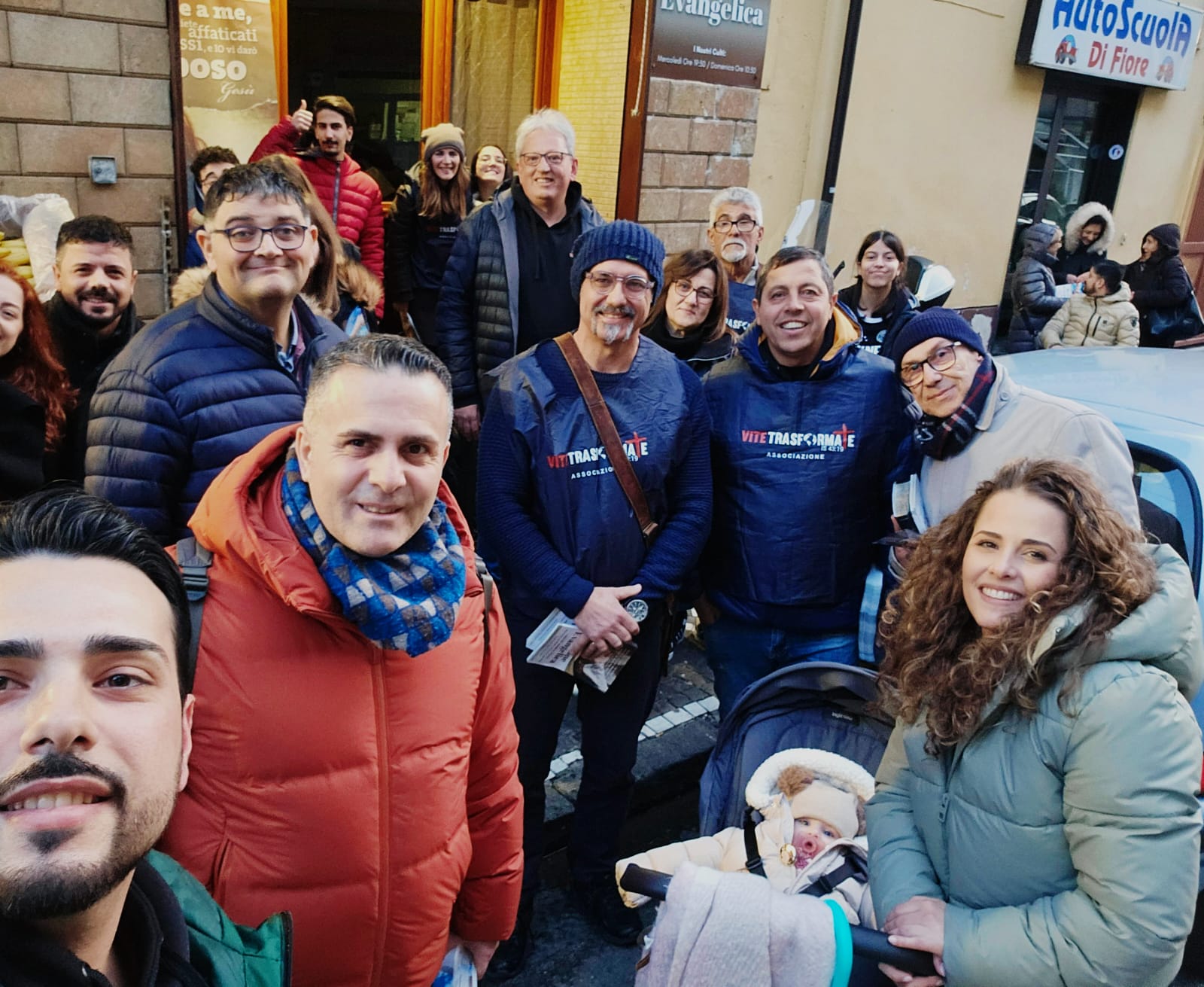 Evangelizzazione in una piazza affollata