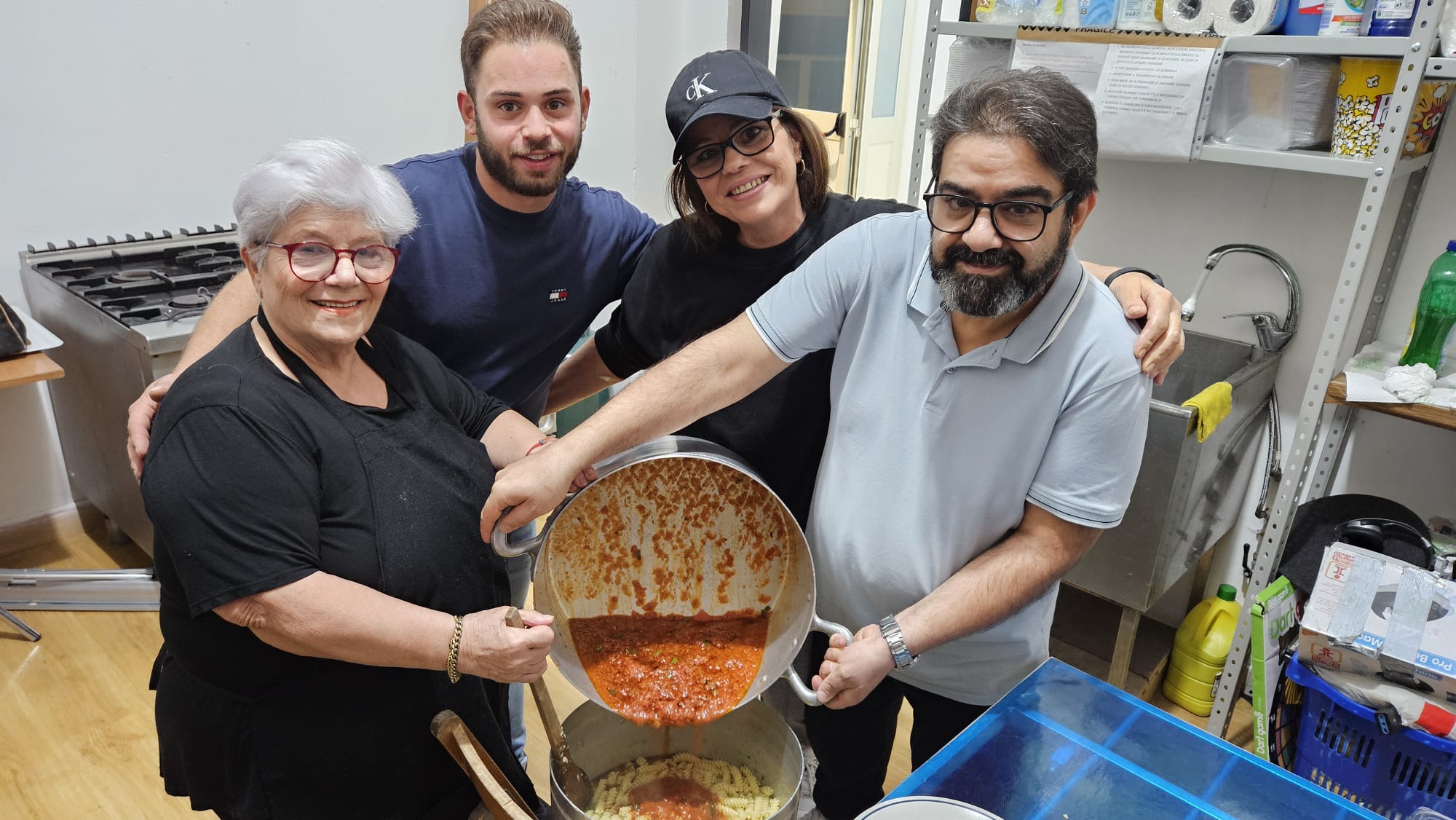Volontari che servono con gioia