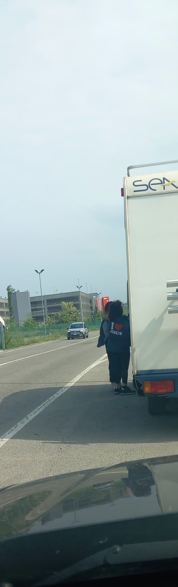 Volontarie incoraggiano una donna a ripartire