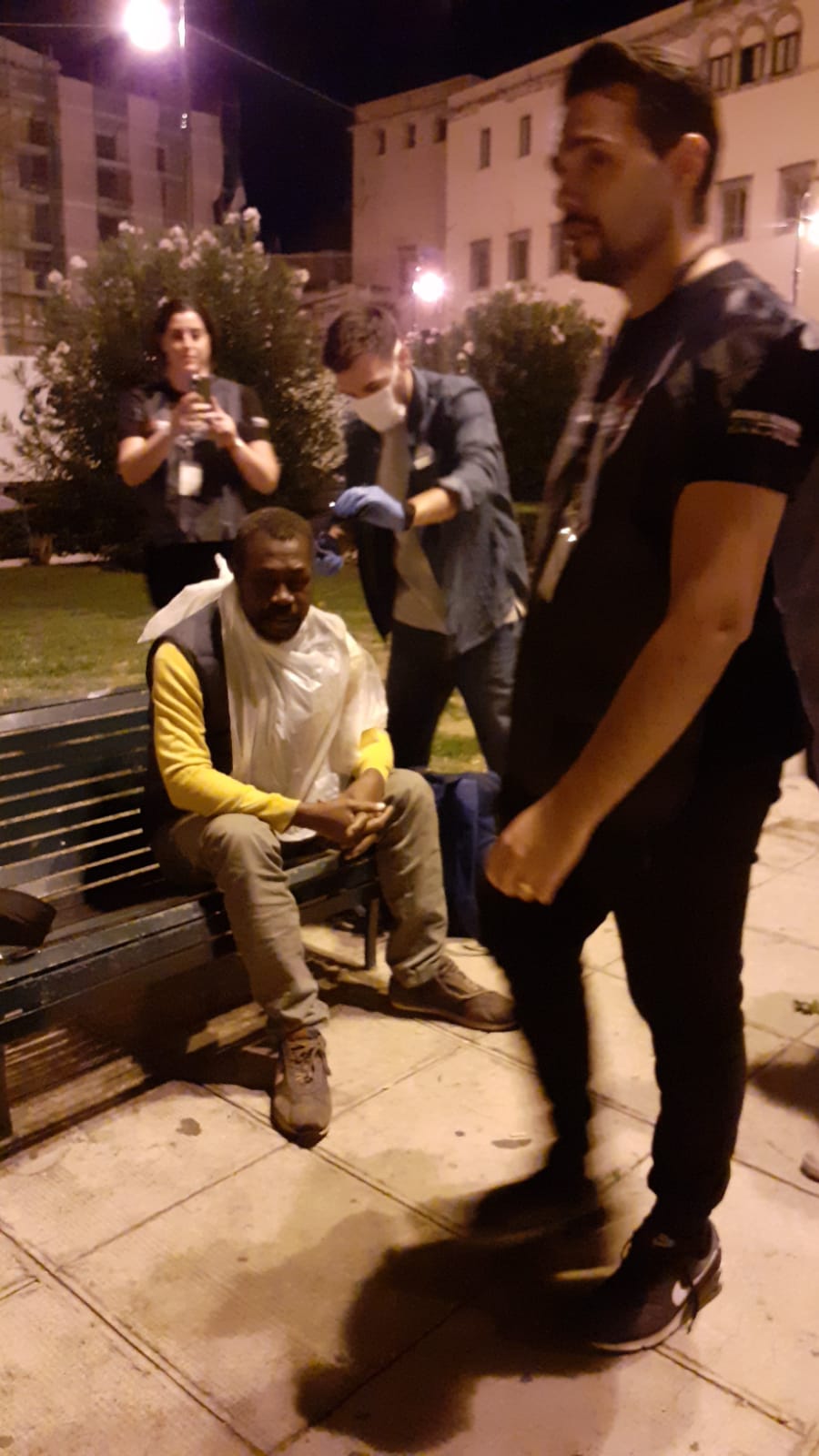 Un pasto caldo offerto con il sorriso