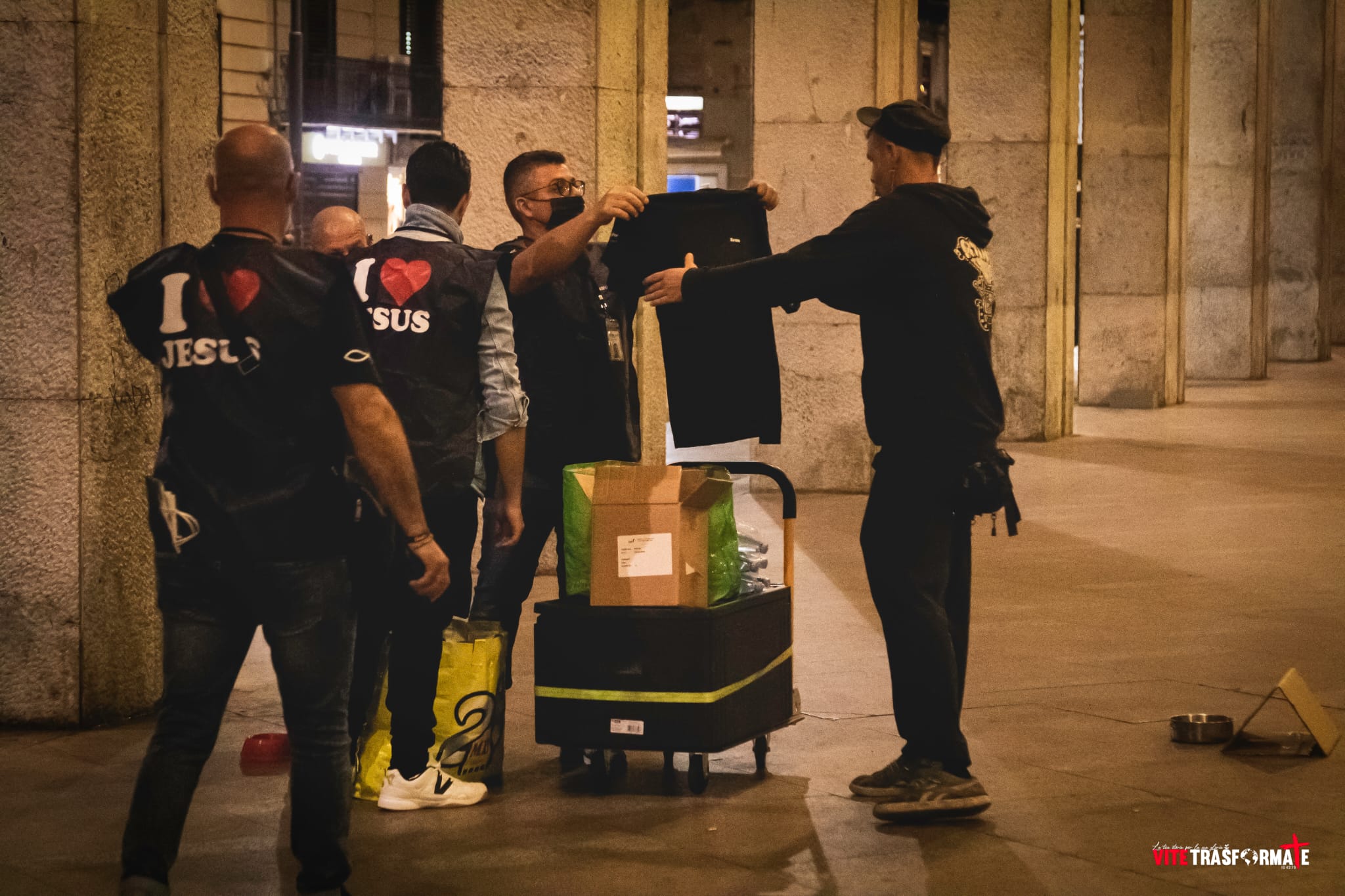 Amore in azione sotto la pioggia
