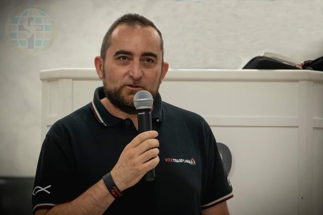 Volontari che invitano alla preghiera