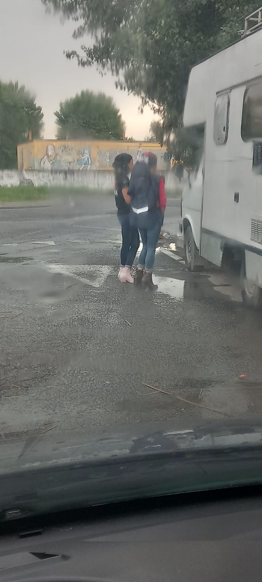 Gesto di cura e ascolto a una donna in strada