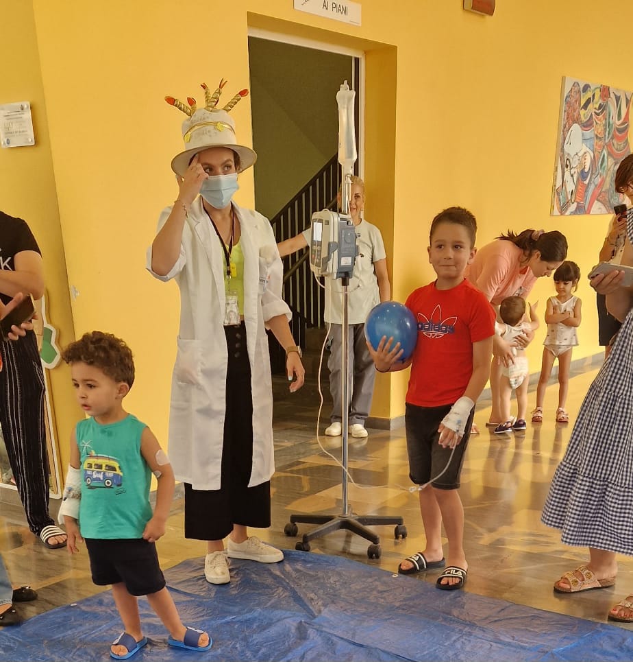 Bambini ricoverati ricevono un dono