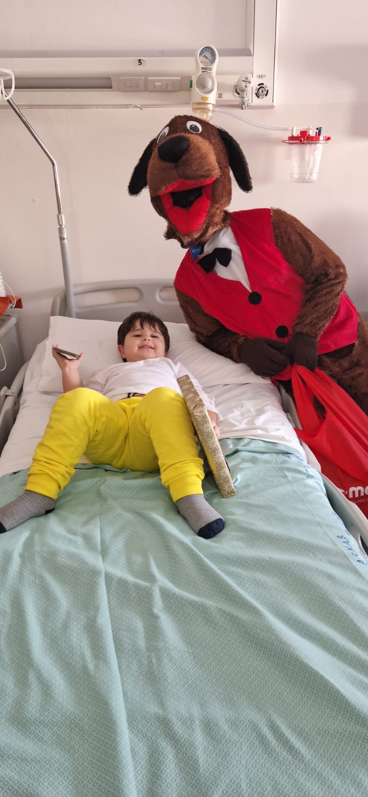 Bambina che riceve affetto e incoraggiamento