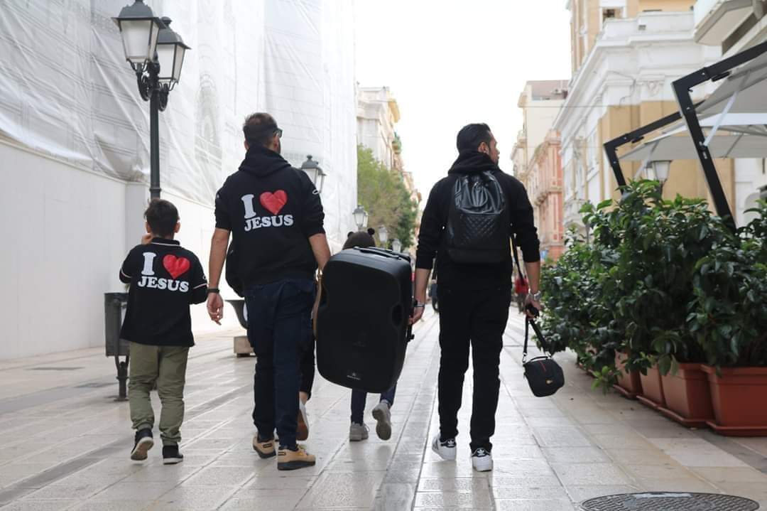 Abbracci e accoglienza in Cristo