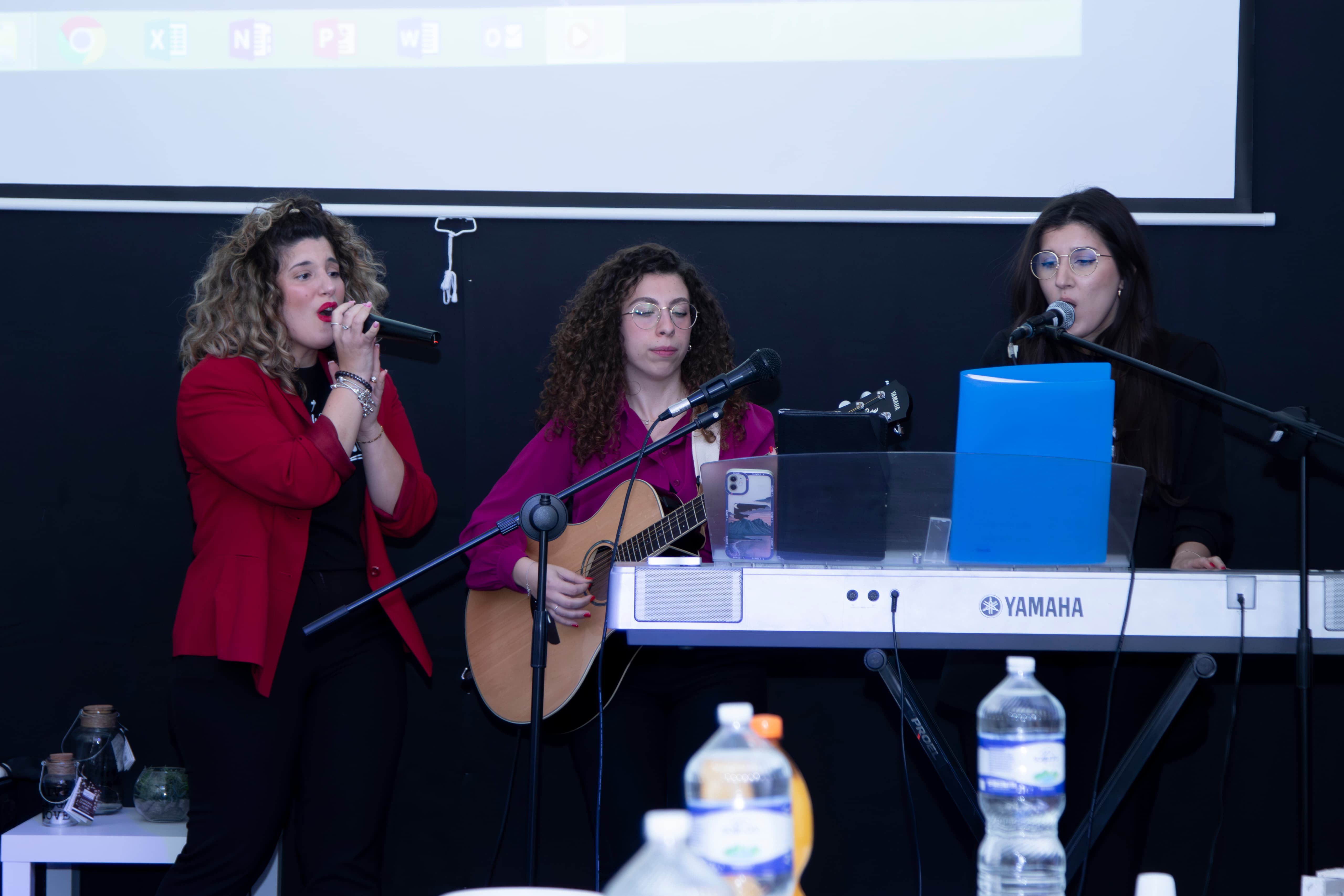 Alzando le mani in segno di lode