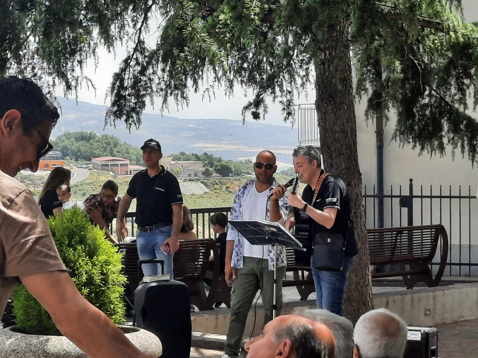Gruppo in preghiera davanti a una chiesa