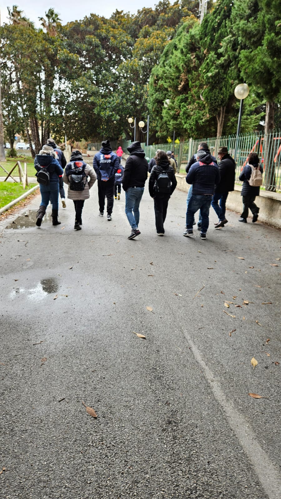 Volontari che parlano del Vangelo ai passanti