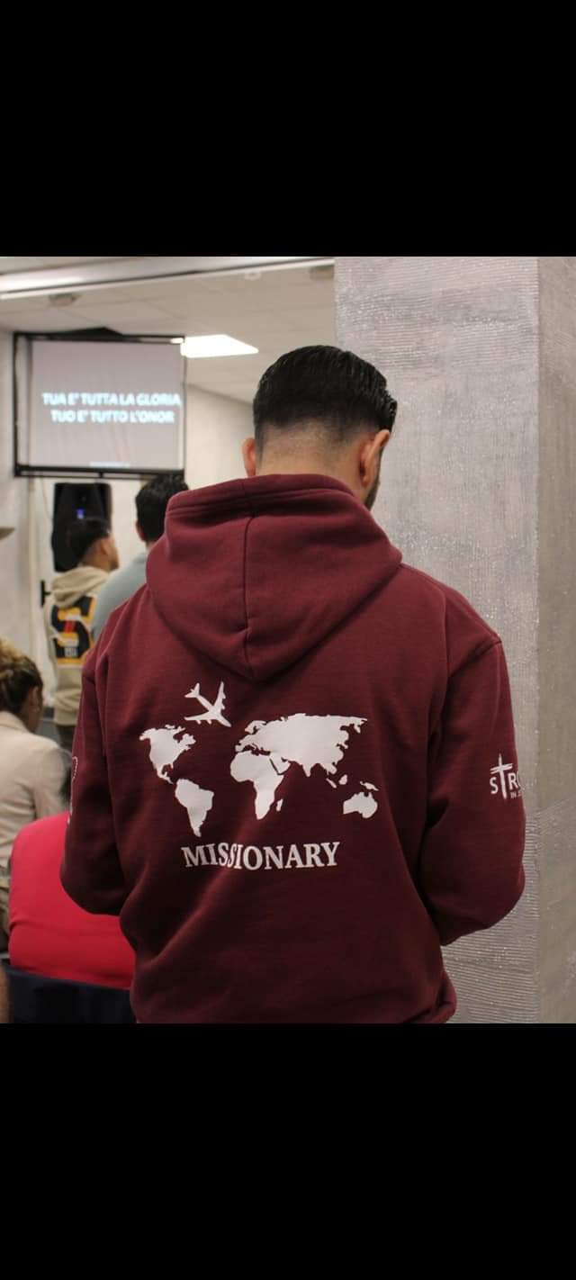 Volontari lodano Dio durante un evento evangelistico